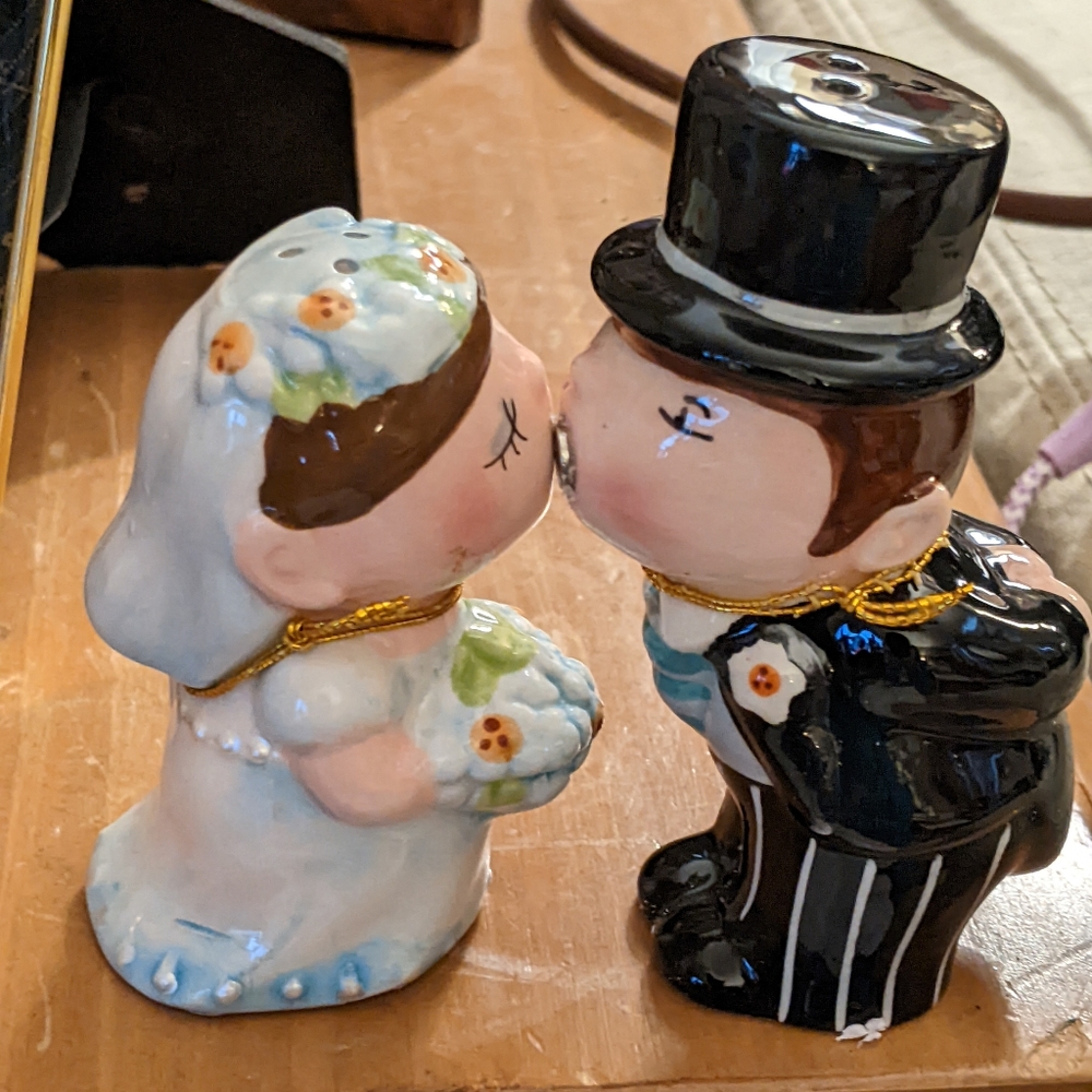 Wedding, bride & groom. Salt/pepper shakers